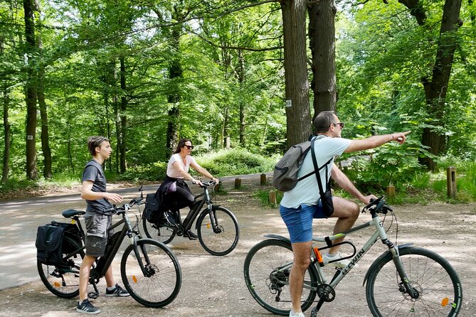 Versailles Full-Day Electric Bike Tour : Market, Picnic & Palace - A picnic beside the Grand Canal