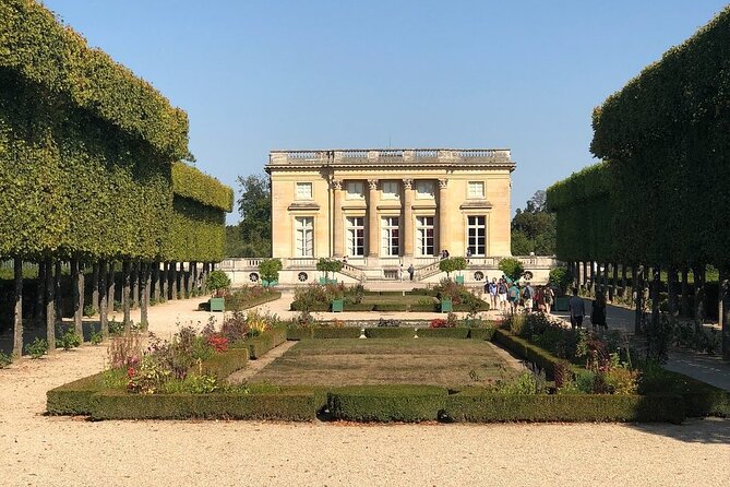 Versailles Full Tour: Palace, Gardens & Marie-Antoinette’s Estate - What the guides add to the day
