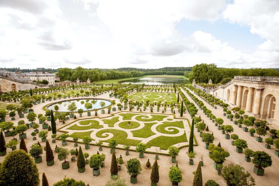 Versailles: Palace and Garden Bike Tour with Tickets - The guides shape the day