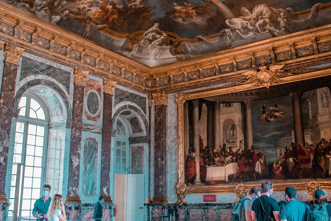 Versailles Palace Guided Tour with Reserved Entry - Entering the palace with reserved admission