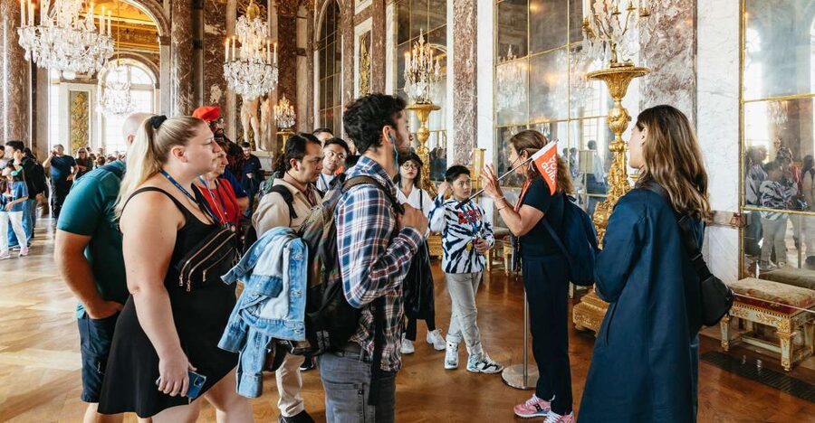 Versailles: Palace of Versailles Skip-the-Line Guided Tour - Meeting the guide and getting through security