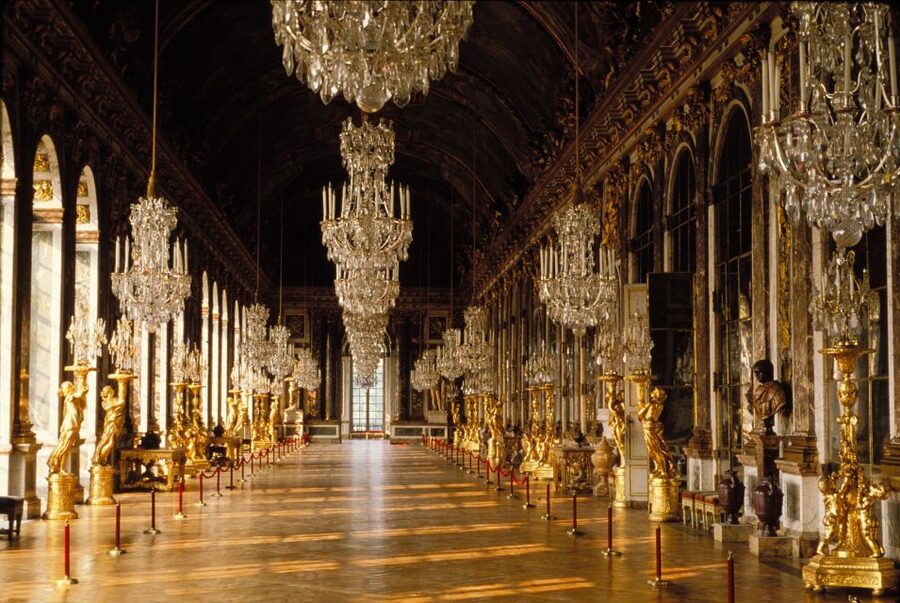 Versailles: Skip-the-Line Guided Tour of Palace with Gardens - Crowds, group pace, and audio equipment