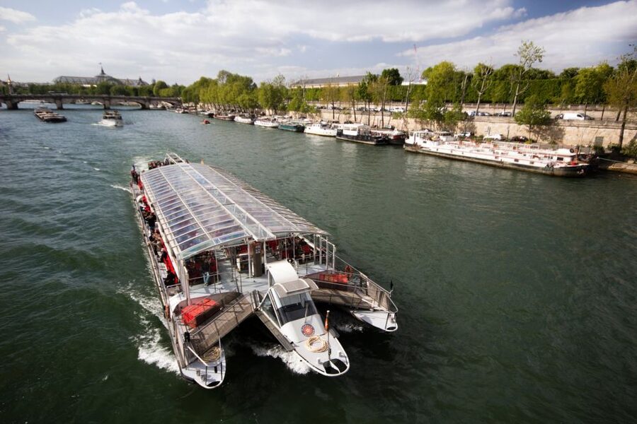 Vintage 2CV tour + Cruise - The Paris route, from Champs Elysées to the Eiffel Tower