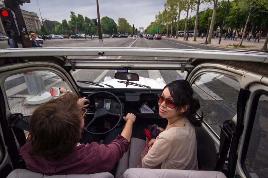 Vintage 2CV tour + Cruise - Switching from road to river at the Eiffel Tower