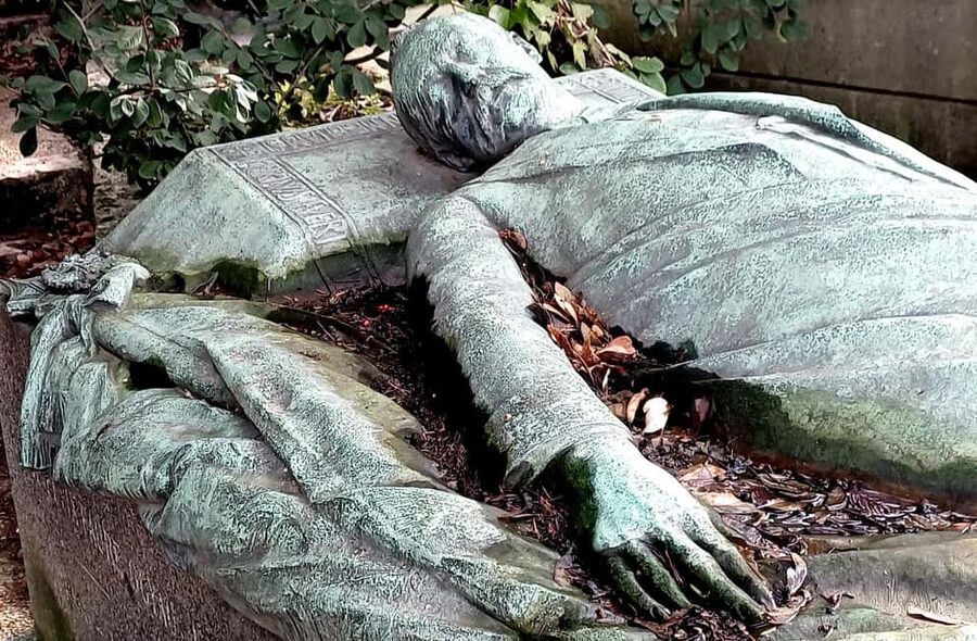 Who Killed Victor ? Escape Game at Père Lachaise Cemetery - The opening mystery and first clues